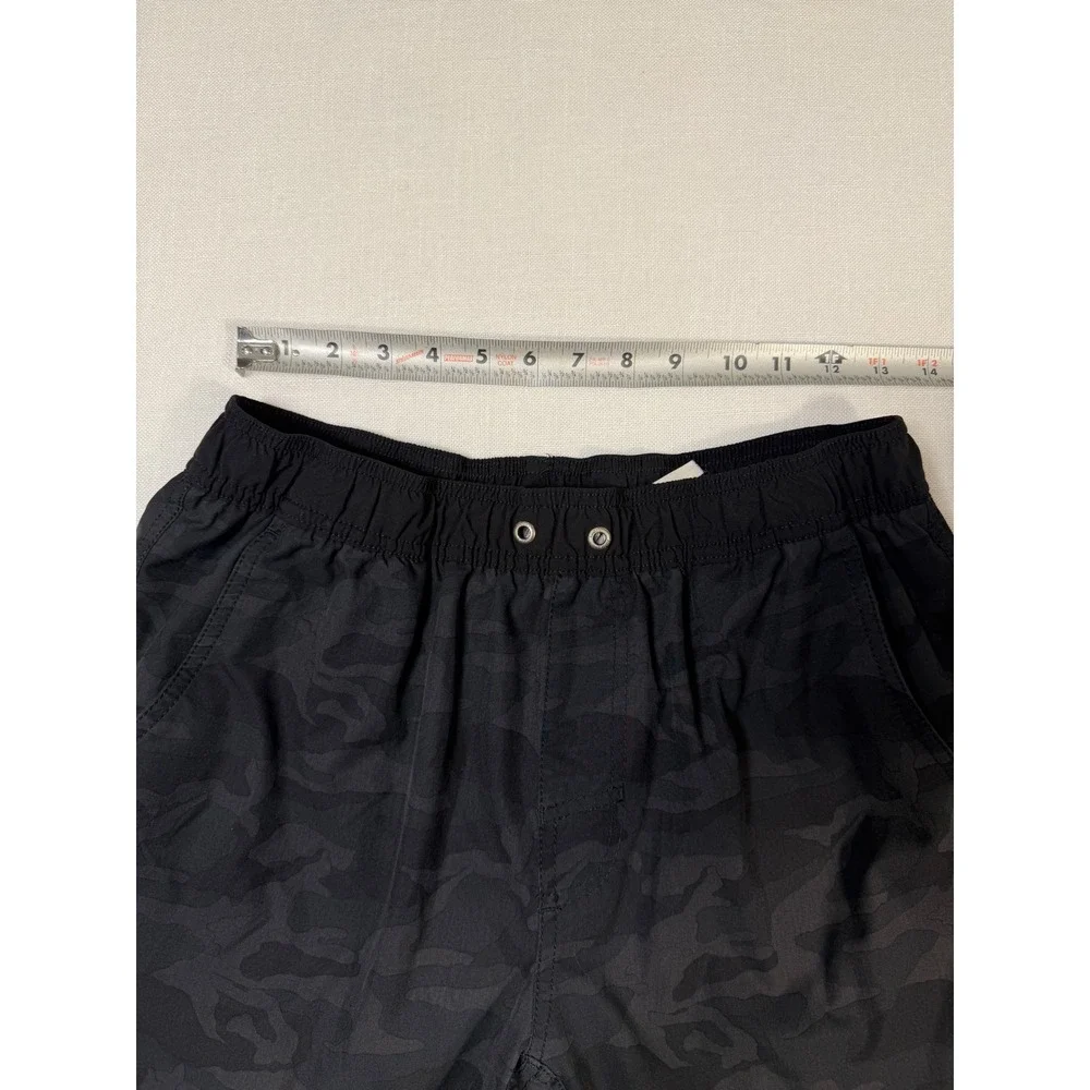 Vuori Mens Banks Shorts Black Camo Hybrid Athletic Swim Trunks Size M